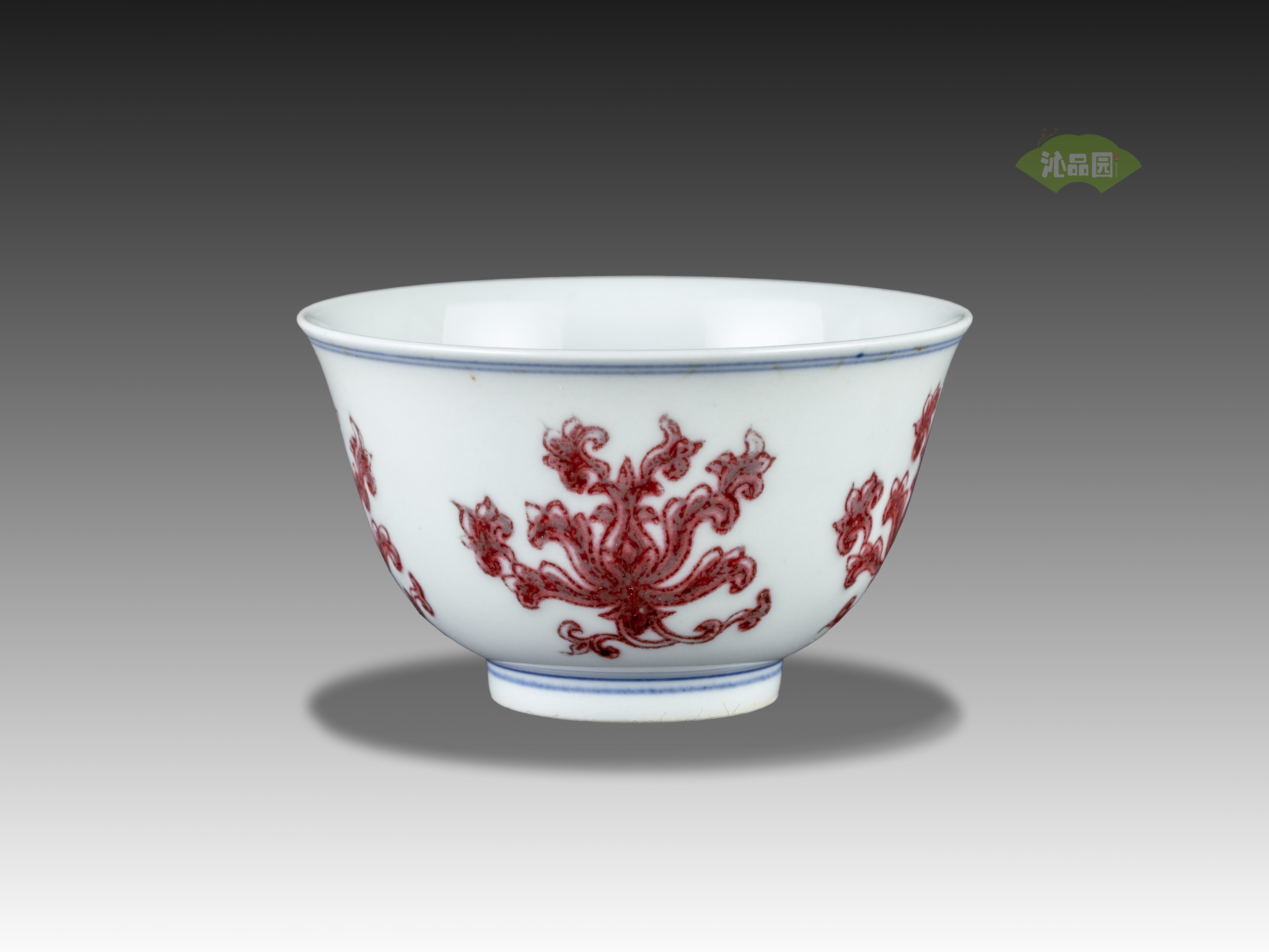 明成化 青花釉里红莲托八宝纹杯