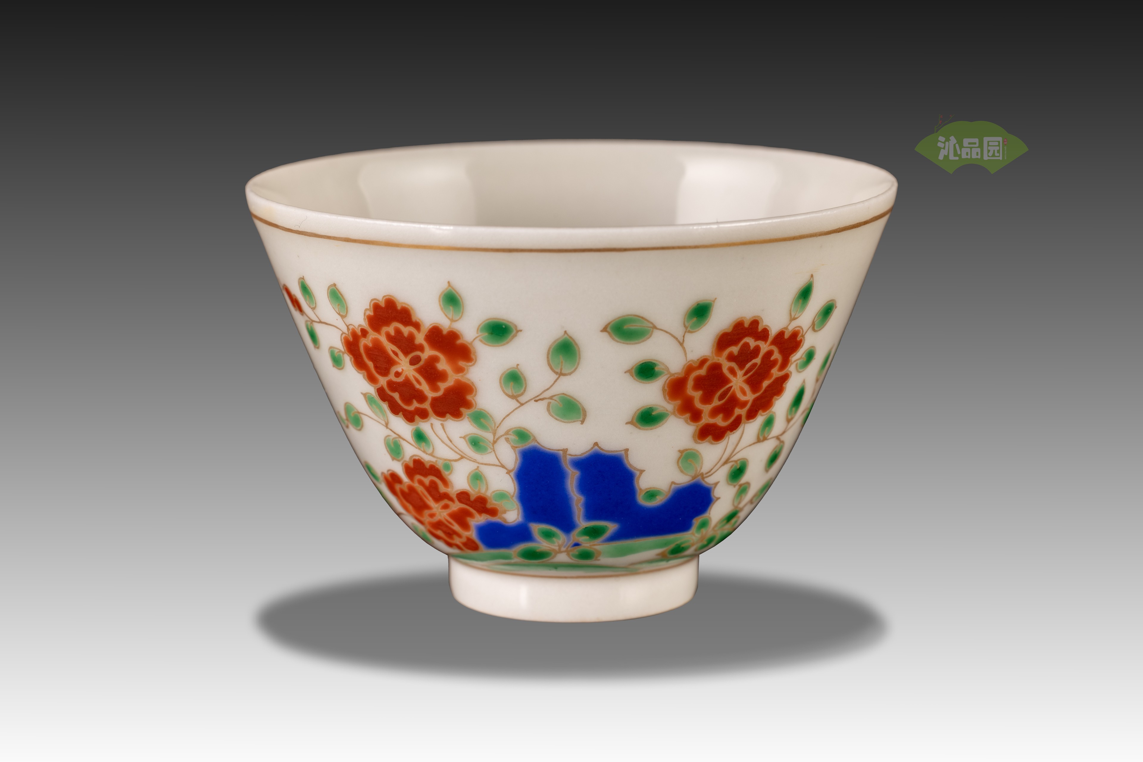 明成化 斗彩描金子母鸡纹小杯