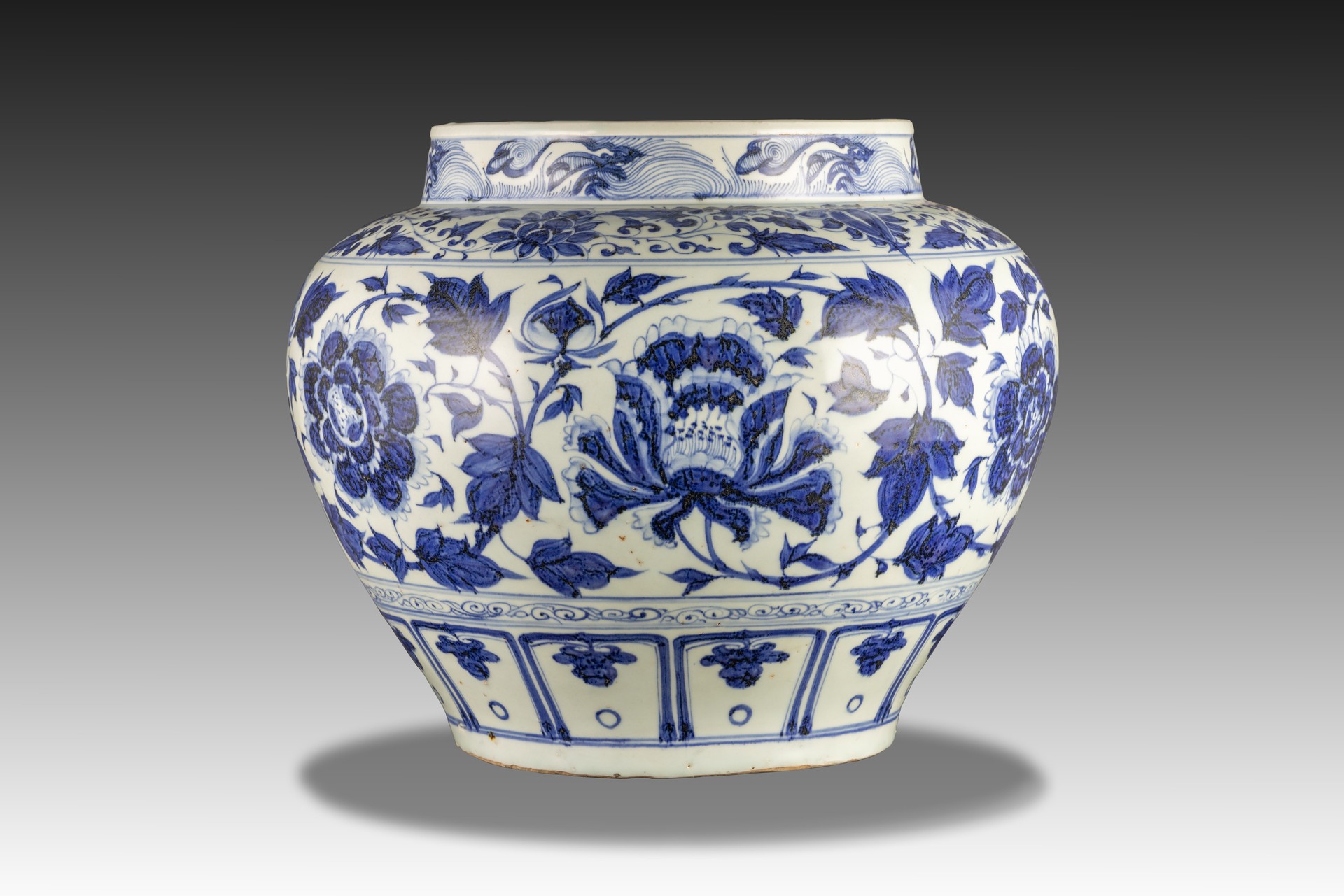 元  青花缠枝牡丹纹大罐