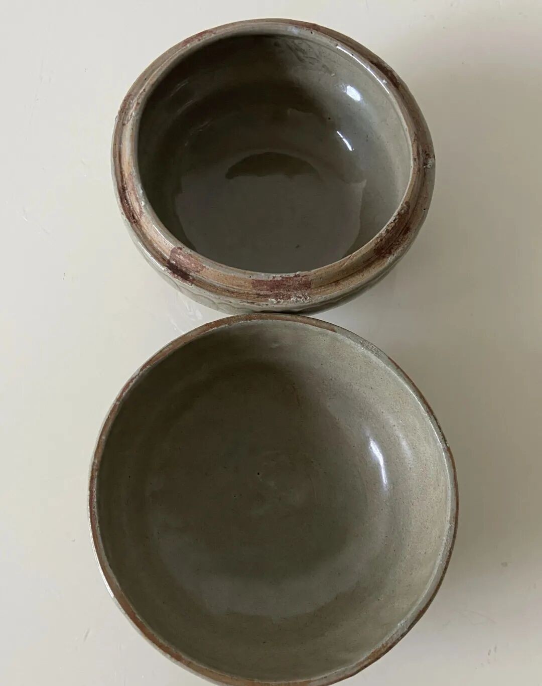 越窑青釉刻划牡丹纹粉盒2.jpg